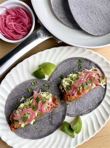 beer battered fish tacos with cilantro lime cabbage slaw with @Circulon 🌮 recipe below! 1 lb cod fillets, cut in half lengthwise 1 tsp salt 1 tsp black pepper 2 tsp chili powder 2 cups flour, plus 1 tbsp for cod fillets 1 tsp baking powder 2 tsp hot sauce (I like Cholula) 2 cups Mexican lager (I like @pacifico_mx ) 8 corn tortillas 1 cup sour cream Juice of two limes 1 bundle of fresh cilantro 1 small green cabbage, sliced thin Pickled red onions and limes for garnish Heat 6 cups of vegetable o