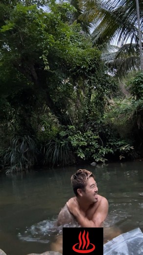 ワニが生息する川で水浴びしてみた② #srilanka #jungle #alligator
