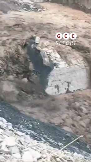 🌋 On December 21, 2025, a lahar — a powerful flow of volcanic debris mixed with rainwater — descended from the slopes of Mount Semeru in East Java. The flow traveled along river channels, moving toward lower-lying areas. Lahars pose a serious threat to settlements, bridges, and agricultural land due to their high density and destructive force. Local authorities and volcanic monitoring services intensified surveillance of the situation. The event highlights the significant risks associated with 