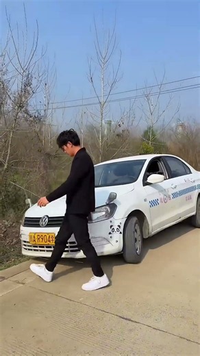 Drivers teach you how to quickly save yourself when your wheels fall off a bump #automobile