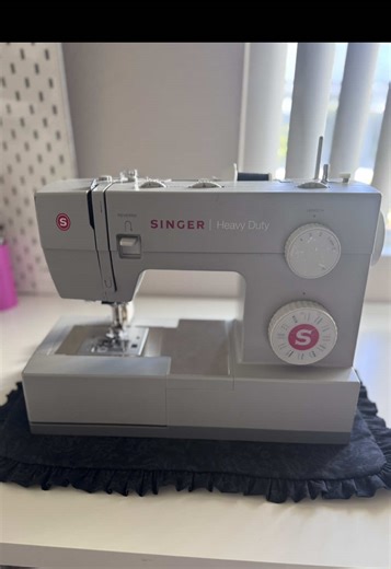 Cute DIY Sewing Machine Mat with Ruffles Tutorial