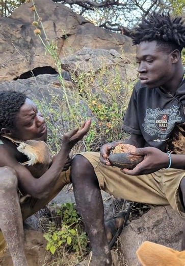 Chaaba hasn't eaten enough yet, so he went to ask his friends for food. Only with thick skin can he eat enough#hadzabetribe #foryoupage #cooking #chaaba #funny