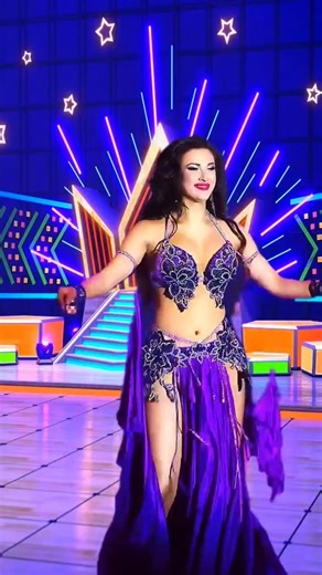 Unbelievable belly dance💃 🔥#DanceChallenge #USA #ViralShorts #TrendingNow #FYP#bellydance