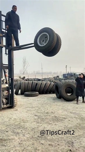 😱 He let go! Watch the huge tire fall from a height and hit the ground with a loud "thud"!