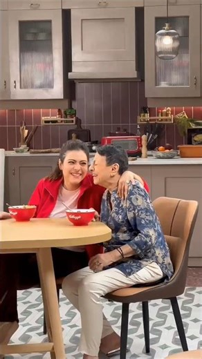 😍 HEART-WARMING video of #motherdaughter #kajol #tanuja ji #newyear #bts #shorts