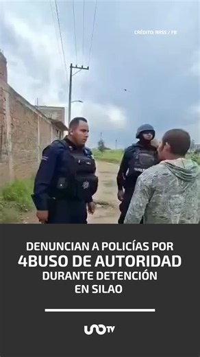 Vecinos de Pedregal del Rey, en #Silao, denunciaron presuntas agresiones y uso excesivo de la fuerza por parte de #policías municipales durante la detención de varios jóvenes en la vía pública. Videos difundidos en redes muestran a oficiales forcejeando con los involucrados en un camino de terracería y sometiendo e inmovilizando en el suelo a uno de ellos, mientras familiares y testigos intervienen para pedir explicaciones sobre el motivo del #arresto. Las grabaciones han generado señalamientos 