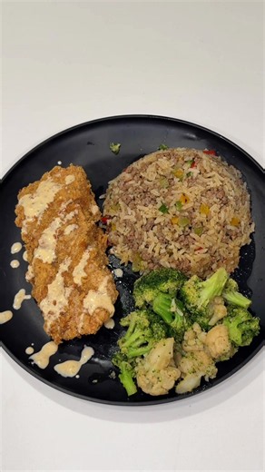 Crispy deep fried salmon over dirty rice, w/ a lemon garlic cream sauce & a side of steamed broccoli/cauliflower 😋 Any further questions i'll answer in the comments 🫶 #cookingwithmyah #salmonrecipe #foodtiktok #seafood #fyp