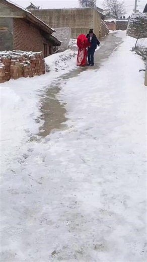 #祝新娘新郎新婚快乐百年好合 #沾沾喜气好运来 今天结婚好冷