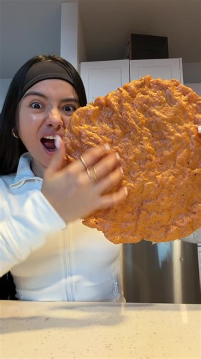 👀CHICHARRÓN DE POLLO CRUJIENTE El snack proteico que NO sabías que necesitabas Quedan brutales: súper crocantes, llenos de sabor y perfectos para acompañar con lo que más te guste. Yo los comí con guacamole, pero van increíble con cualquier salsita fit 😮‍💨✨ El truco está en aplanar bien finito el pollo, extenderlo parejito y cocinarlo a temperatura media, con paciencia. El bicarbonato hace la magia: ayuda a que se airee y quede más crujiente🤍 💡 Puedes hacerlos al horno o en freidora de aire