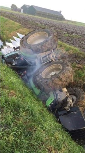 tractor accident video #John Deere #tractor #tractor #farming#agriculture #farm #tractor shots