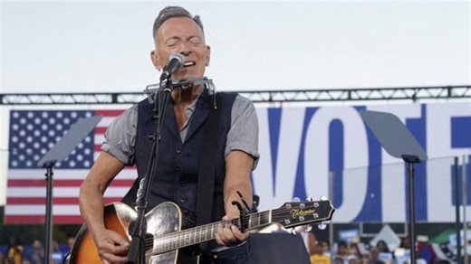 Bruce Springsteen snubs Chris Christie during a concert