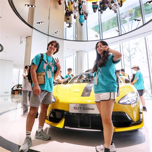 中国“虎妈”争抢小米工厂参观名额，科技之旅成新热潮