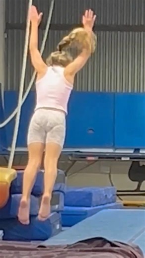 Roundoff + 3 Back Handsprings to Jump