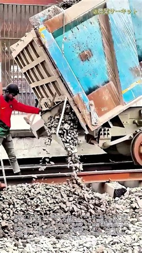 ハイレールトラック（軌陸車）を使用した線路バラスト（砕石）の敷設方法：プレキャストコンクリート製枕木とバラストの設置手順を解説。特注ハイレール・ダンプトラックの稼働の様子と、強力なバラスト散布作業をご