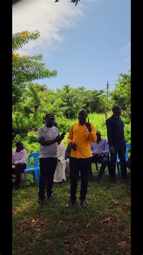 Today, I joined leaders of Bunyangabu, Hon. Kalenzi Victor, Hon. Sarah Kabarokole, Chairman Peter Musinguzi, Vice Chairman Kato Hussein, Honorable District Councillors and local leaders of Kibiito Sub county and beyond to launch a temporary solution to the Kasunganyanja bend crisis. At this place, many of our people have lost their lives in accidents. Lorries coming from Kampala and beyond lose control at this steep slope that has corners and humps. We are putting a stop where these Lorries can 