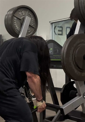 PRIME EXTREME ROW CUES. 1. Control every bit of of the eccentric. 2. Focus on driving your elbows as far back as you can. 3. Drive through your feet to give you power on every rep. 4. Try to keep your chest on the pad throughout the whole set. 5. Lastly and most importantly. TRAIN WITH INTENSITY😝. TAKE IT THE DISTANCE. GIVE IT EVERYTHING YOU GOT. #bodybuilding #gymtok #cues #motivation #intensity