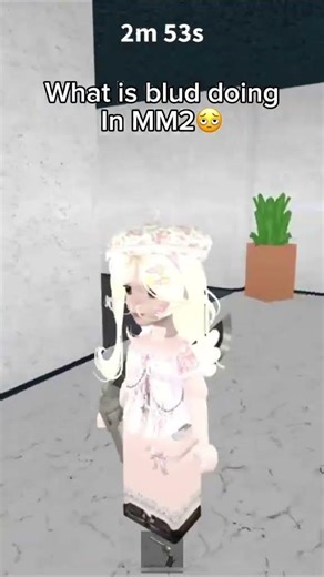 what is he doing???😭😭😭 #mm2 #roblox #viral #fypシ #murdermystery2