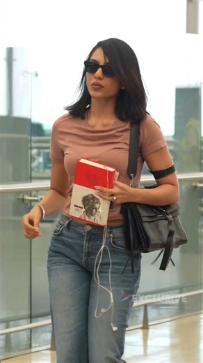 స్టైలిష్ లుక్ తో హైదరాబాద్ నుంచి బయలుదేరిన శోభితా ధూళిపాళ్ల 😎 | #SobhitaDhulipala | #Shorts | TFN