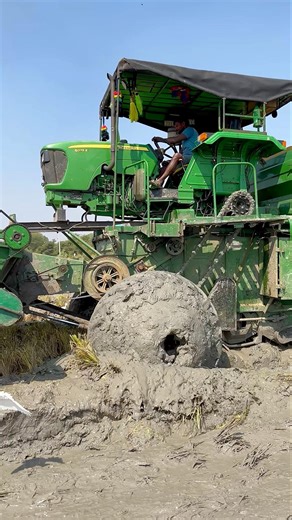 John Deere harvester working in mud #shorts #trending #tractor
