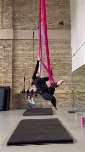 I just wanted to show off my new equipment 🤷🏼‍♀️#aerialsling #dieonthishill #aerialmakaiya #makaiyabrielle