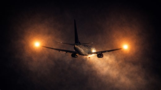 Aircraft struggle to land in 50mph winds caught on camera
