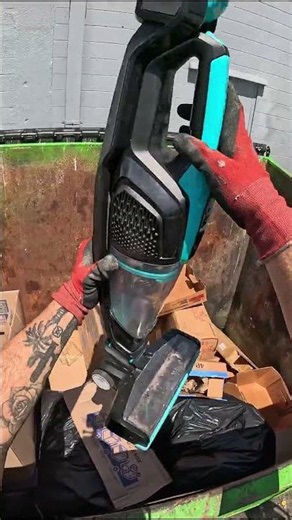 Someone Threw Away THIS Vacuum?! 🤯 Dumpster Diving Jackpot!