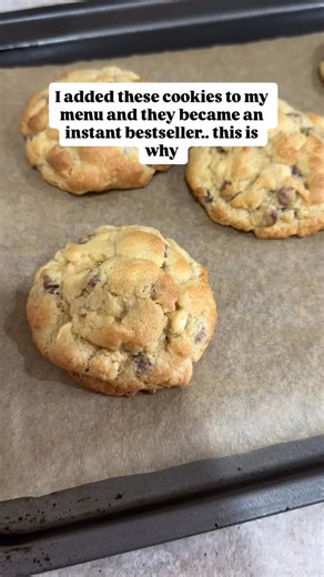 ⭐️Use a recipe/method that lets you keep a supply in your freezer so you can bake whenever needed. That way you can capitalise on large or last-minute orders and give customers the option of mixed-flavour boxes (because nobody wants a box full of the same thing) ⭐️Use flavours people recognise — but make them your own. For example, everybody loves Biscoff (I hope), so as soon as they see a Biscoff cookie on your menu, they’ll be interested because it’s familiar. Don’t overcomplicate it with fanc