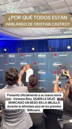 Cristian Castro presentó oficialmente a su nueva novia Vanessa Ríos, QUIEN LE DEJÓ MARCADO UN BESO EN LA MEJILLA durante la alfombra azul de los premios Billboard. Cristian recibió el premio Trayectoria Artística 2026.
