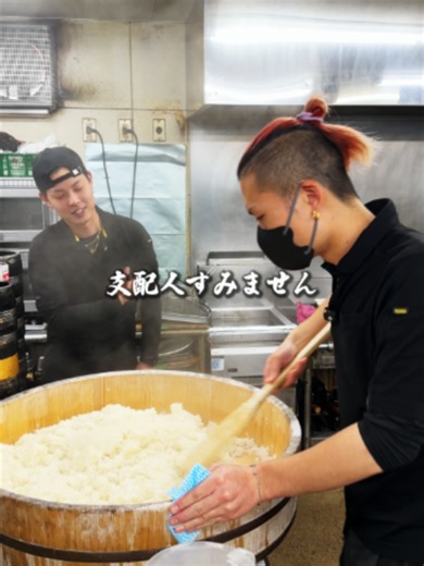 今日の賄いは、厚揚げとひき肉を炒めて、たれを絡めた麻婆丼🍚 ごはんの上にたっぷりのせて、ネギをトッピング。「絶対食べやすいやん」と言いながら、完成を待つ部下。「それにしてもネギの乗せ方」にも注目です。 奈良県生駒市にある「音の花温泉」は、天然温泉とお食事を楽しめる場所です♨️ 動画を見て少しでも気になった方は、ぜひ一度ゆっくり遊びに来てください。 温泉に入って、美味しいご飯を食べて、ほっと一息つける時間を過ごしてもらえたら嬉しいです。 📍奈良県 生駒市 ♨️天然温泉・お食事処 #音の花温泉 #奈良県 #生駒市
