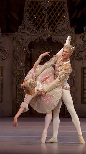 Wishing you a very Merry Christmas from all of us at the Royal Ballet and Opera 🎄 The Sugar Plum pas de deux captures the spirit of the season with its radiant choreography and Tchaikovsky’s luminous score, a moment of pure magic that continues to enchant audiences around the world. 🎥 Marianela Nuñez and Vadim Muntagirov | Royal Ballet And Opera