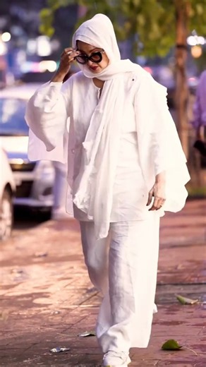 Upon hearing news of Amitabh Bachchan's deteriorating health, Rekha immediately goes to his house