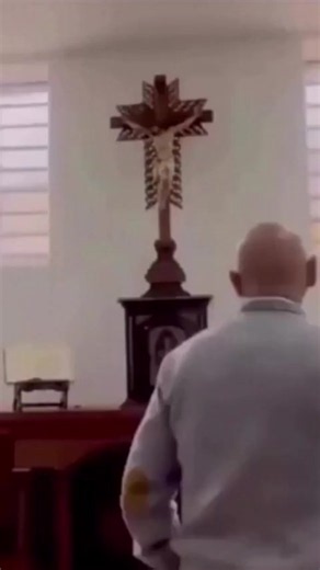 #lasucursalnacional ¡INSÓLITO! UNA CRUZ CAYÓ SOBRE UN SACERDOTE EN PLENA IGLESIA. Lo que parecía una jornada habitual de oración terminó en un momento de terror. Una cruz cayó sobre un sacerdote mientras se encontraba dentro de una iglesia en Colombia. El incidente quedó registrado en video y ya circula en redes sociales, causando asombro por lo insólito de la escena. El sacerdote habría sufrido un golpe leve en la cabeza. El hecho recuerda el caso del padre Patricio Sánchez, fallecido en Ecuado
