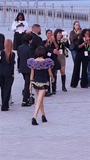 Some fans were singing SaWaDiKa at the LV Venue and LISA did a small dance to it! 💃🏻LISA LOUIS VUITTON SS27#LISAxLVSS27#LISAxLouisVuitton https://t.co/c6nsT6Azix