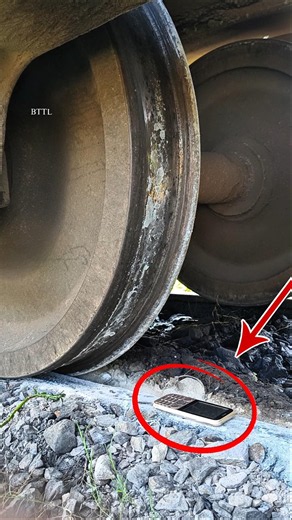 Train🚆 Vs Mobile phone📱.. #railtrack #railway #train #shorts #usa