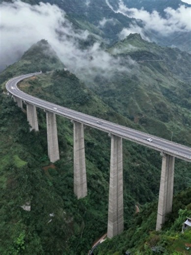 Highway sa China na Parang Lumulutang sa Ulap — Totoo Ba?