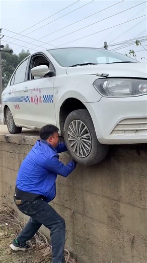 An Experienced Driver Teaches You How To Quickly Rescue Yourself If You're Alone