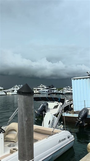 It's starting to get nasty here. ⛈️🌩 #haulover #hauloverbeach #storm