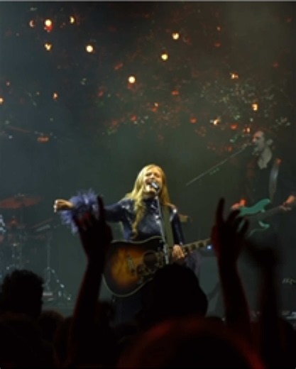Freya Ridings Sings with Blood Orange at Eventim Apollo 2023