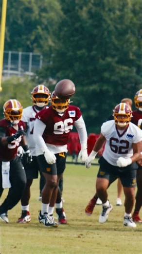 Quentin Moore with the diving catch 🙂‍↕️ #nfl #football #commanders #trainingcamp #raisehail