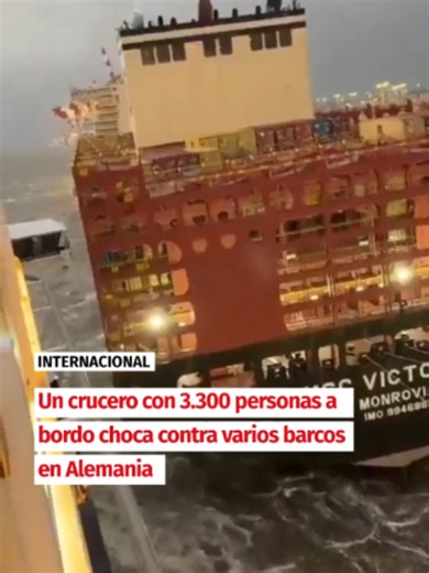 🚢 Un crucero con más de 3.300 personas a bordo ha colisionado contra varios buques portacontenedores mientras abandonaba el puerto de Bremerhaven, en Alemania. El Mein Schiff 3 habría sido desplazado por las fuertes rachas de viento, que aparentemente provocaron que el enorme transatlántico acabara impactando contra los barcos de carga atracados. 💥 El choque causó daños en los botes salvavidas del crucero y habría abierto un agujero de unos diez metros en el casco de uno de los buques portacon