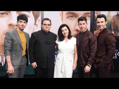 Nick, Joe and Kevin Jonas Share Update on Their Mom's Health After Stroke | E! News