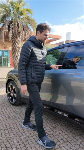 💡Automatic doors of the Zeekr 7X. Can this vehicle challenge the Tesla Model Y? The Zeekr 7X is the fastest charging car in the world, being capable of charging 10-80 % SoC in 10 minutes. It comes with a 75 kWh LFP or 100 kWh NMC battery, RWD goes 6 s and AWD in 3.8 s 0-100 km/h. It is 4,79 m 189“ long (like the Tesla Model Y) and offers space for 5 tall adults. The base version comes with a fabric/leatherette seat, optional leatherette/animal leather mix. Next to the 16“ infotainment screen yo