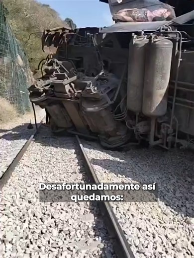 Vagones volcados, personas lesionadas y pasajeros auxiliando a los heridos: testigos reportan el descarrilamiento del Tren Interoceánico en Oaxaca. #Latinus #InformaciónParaTi