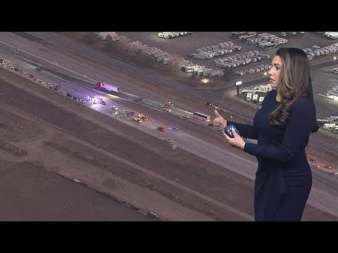 Rollover crash closes southbound I-25