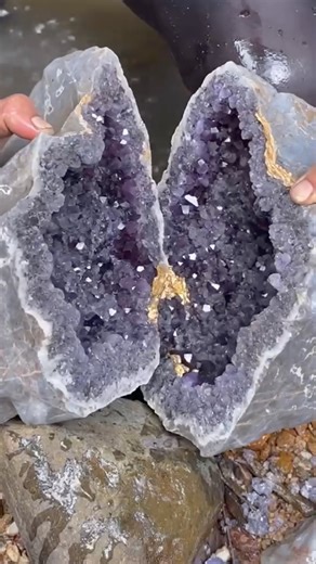 “DON’T BLINK 😳 This Ordinary Rock Hid a Purple Crystal Explosion Inside!”