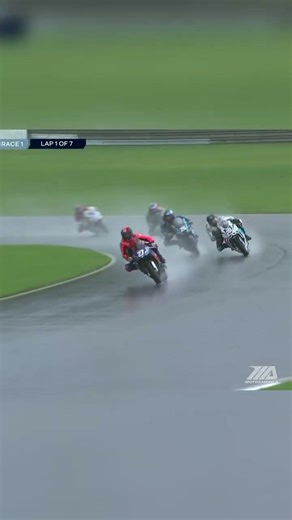 THIS PASS 👀 Avery Dreher made it look effortless in the rain #motorcycle