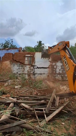 JCB 3DX OLD HOUSE DEMOLISHED IN VILLAGE