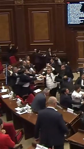 Brutal pelea multitudinaria en el Parlamento de Armenia