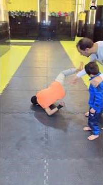 ياترى مين عمل الحركة صح الولد الصغير ولا الكبير 🤔 #تعليم #رياضة #sports #شقلبه #جمباز #تحدي #تحفيز