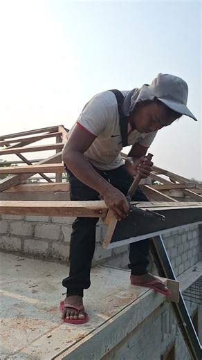 A simple trick for lifting a fascia board.